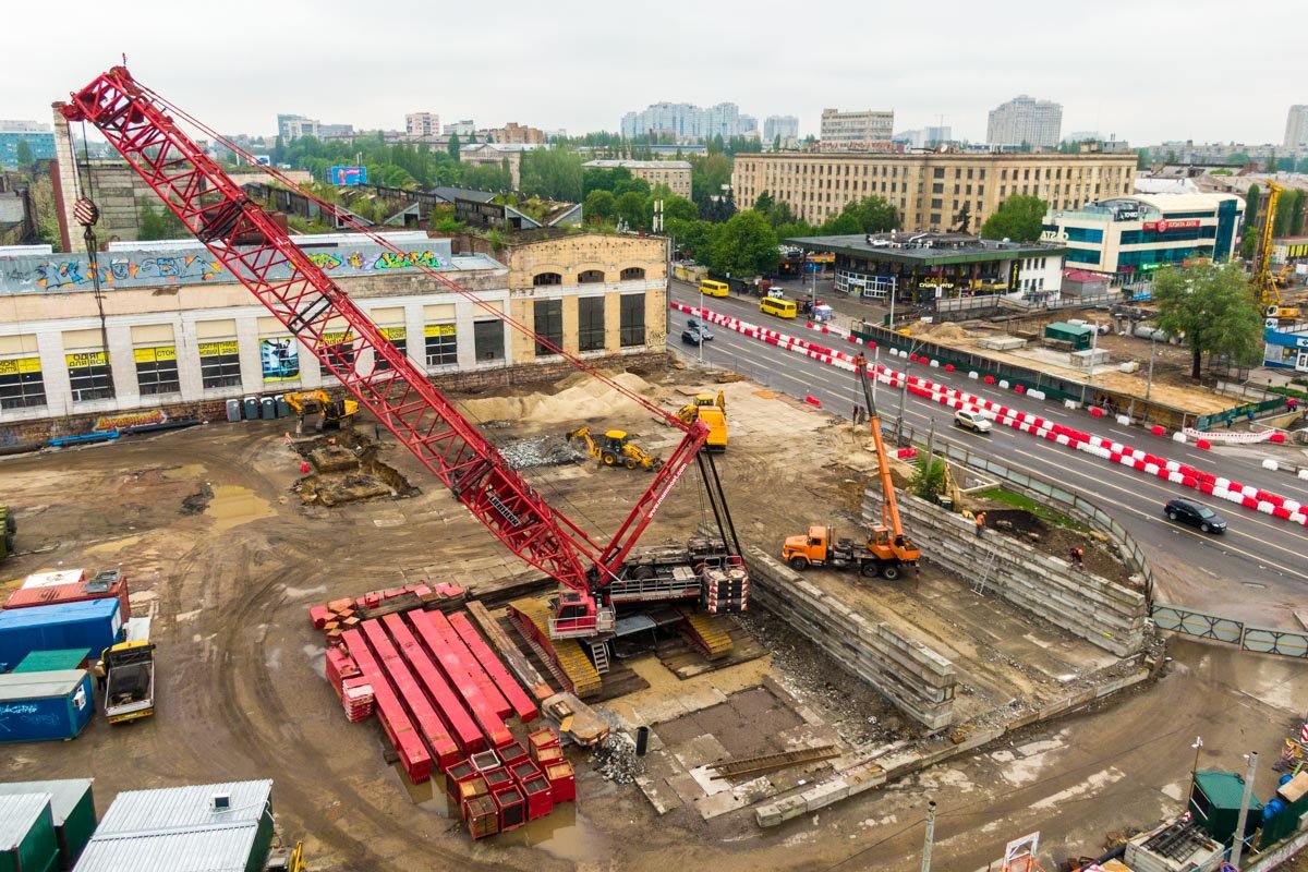 На этом фото можно увидеть фундамент опор старого моста, который активно демонтируется, и две какие-то конструкции, которые также вскоре исчезнут На этом фото можно увидеть фундамент опор старого моста, который активно демонтируется, и две какие-то конструкции, которые также вскоре исчезнут