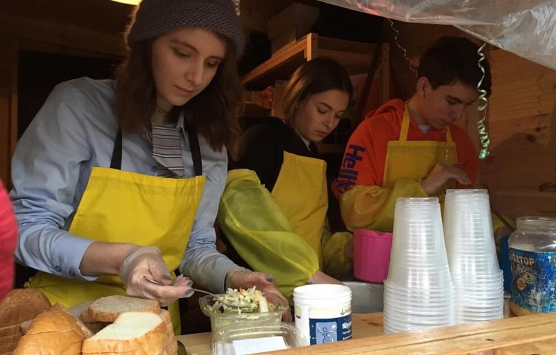 Волонтеры акции "Обед без Бед" расфасовывают еду по тарам Волонтеры акции "Обед без Бед" расфасовывают еду по тарам