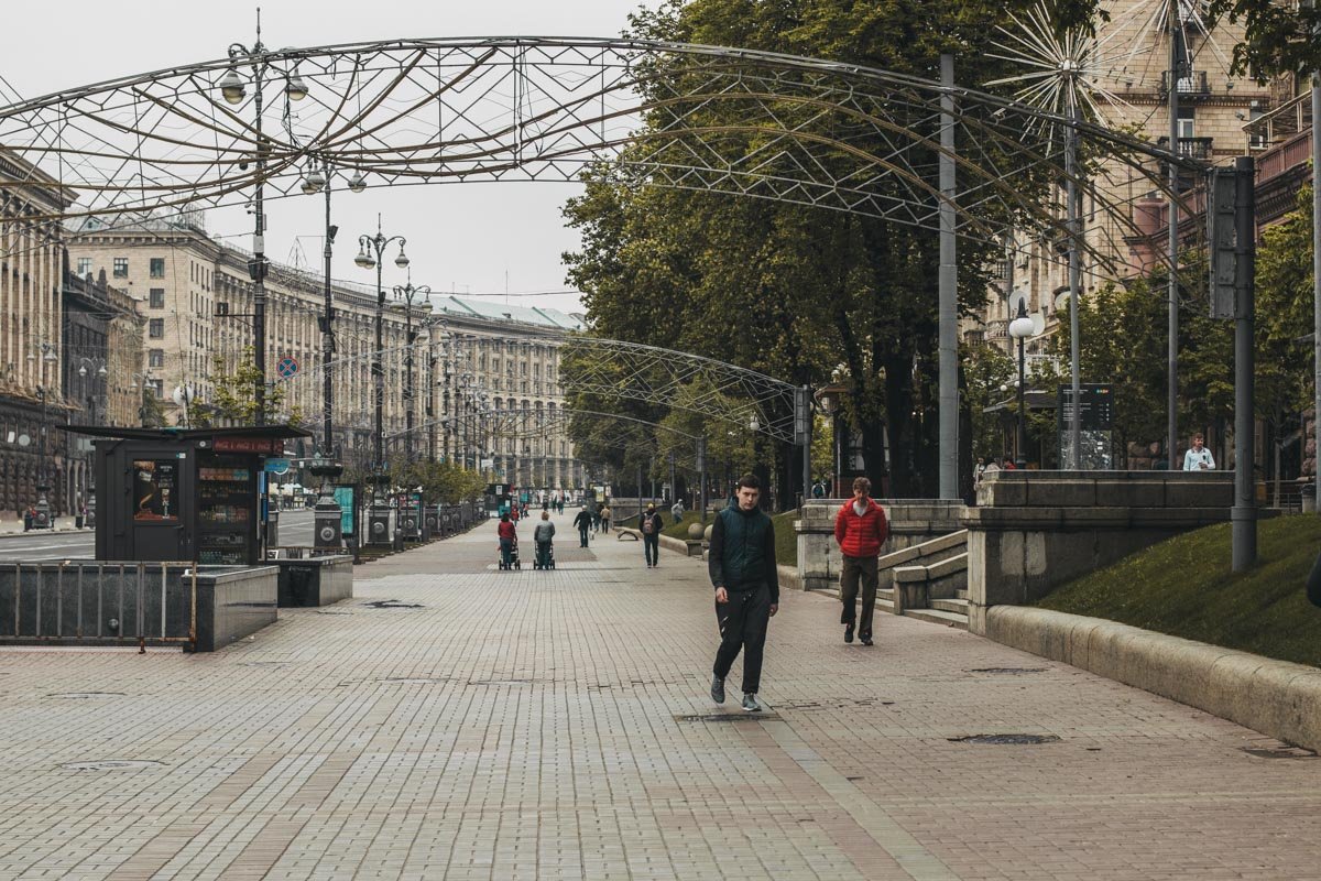 Начало нашего фоторепортажа - Крещатик. И главная улица страны вместила в себя, кажется, все уныние этого дня