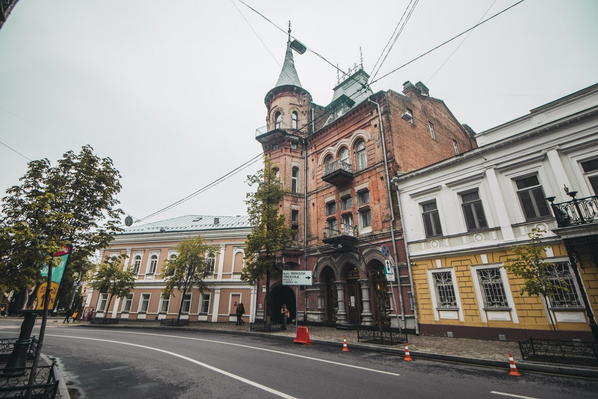 Вообще, если задуматься, то Киев представляется городом контрастов. Ведь здесь такие сказочные и ухоженные домики могут сочетаться...