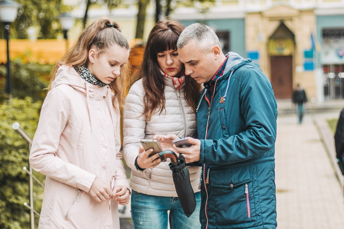 Наверняка смотрят очередной атмосферный фоторепортаж на Информаторе