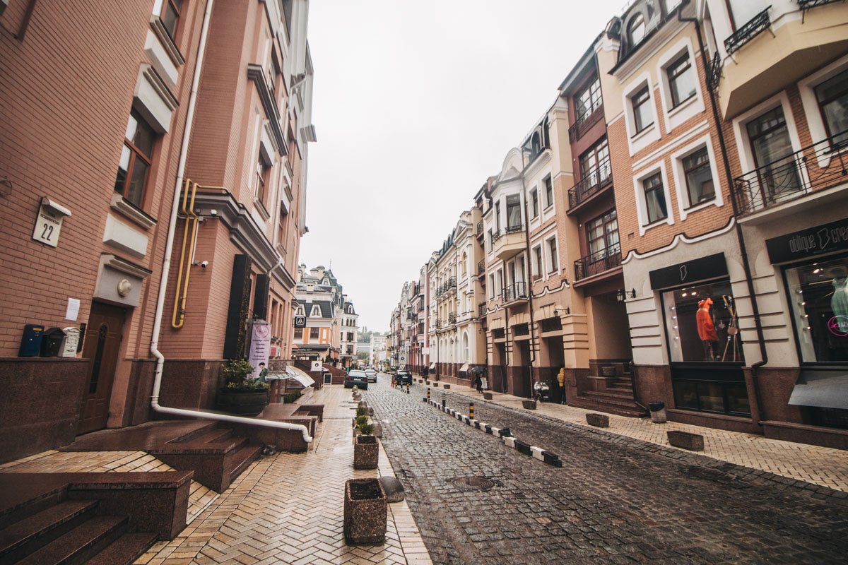 В общем, Киев и правда может быть совершенно разным. Но меняться он может только в глазах смотрящего. И идущего - по улицам столицы