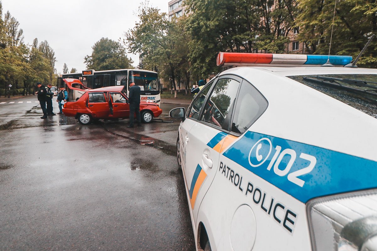 В понедельник, 29 апреля, в Киеве на пересечении улиц Гната Юры и Петра Куренного произошло ДТП В понедельник, 29 апреля, в Киеве на пересечении улиц Гната Юры и Петра Куренного произошло ДТП