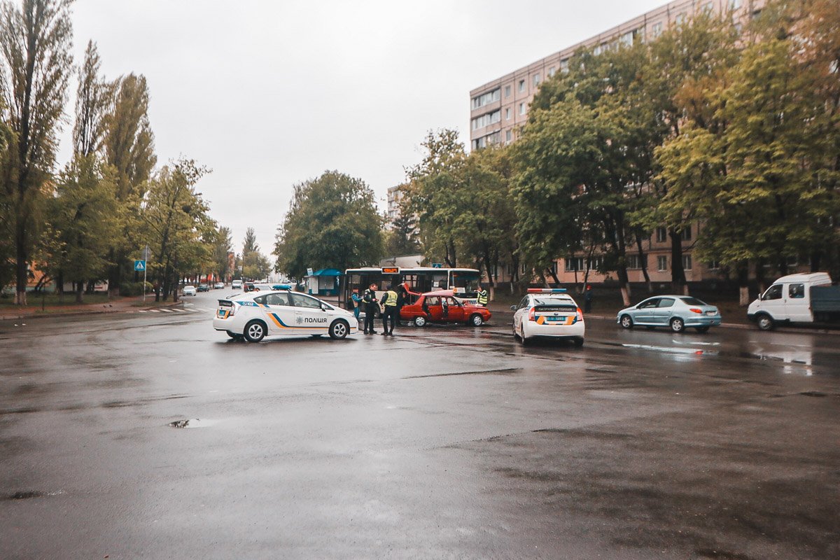 Автомобиль "Славута" попал под маршрутку - в результате крайне серьезно пострадала не только маршрутка, но и ее пассажиры Автомобиль "Славута" попал под маршрутку - в результате крайне серьезно пострадала не только маршрутка, но и ее пассажиры