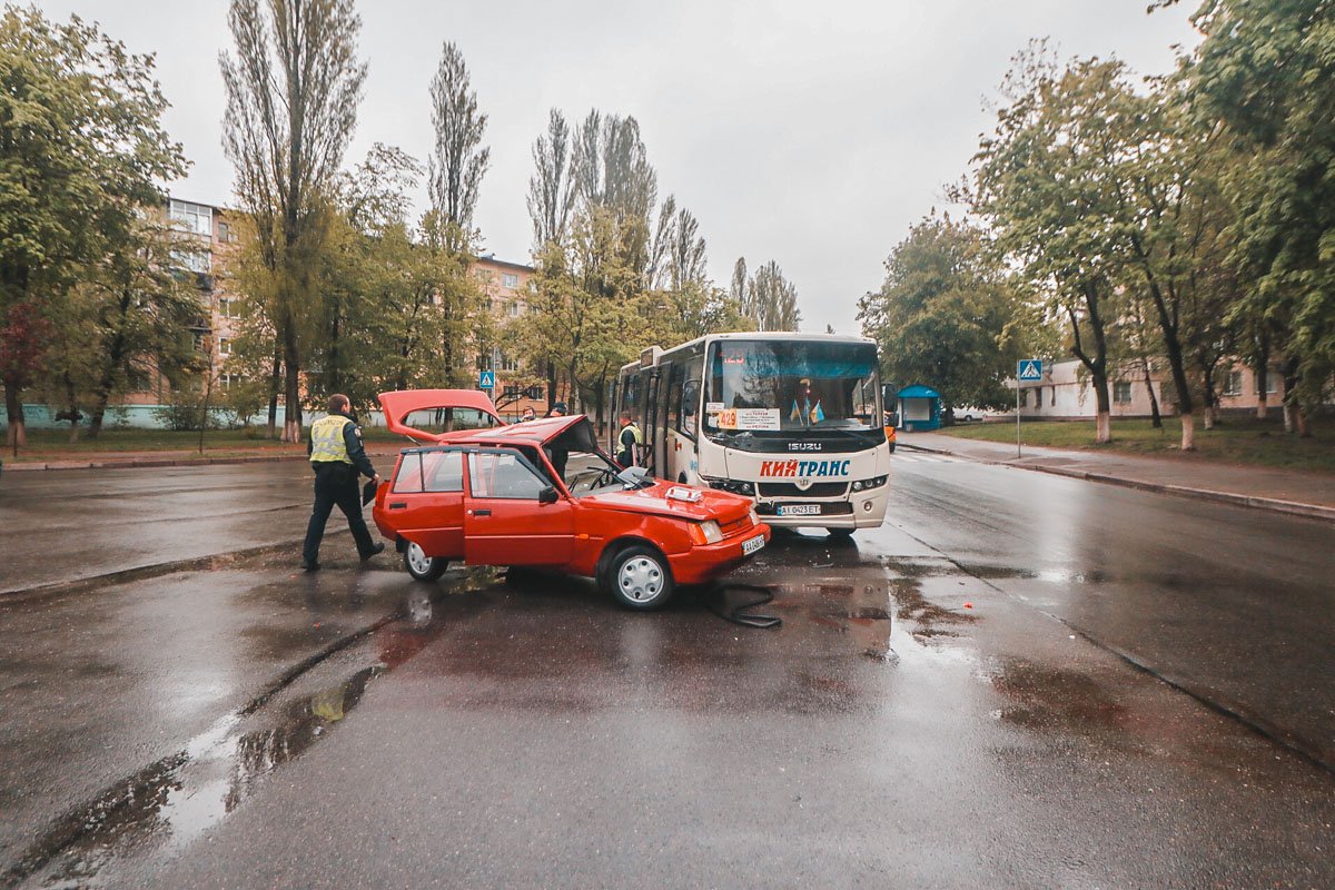 Водитель маршрутки не успел затормозить, и фактически смял легковушку Водитель маршрутки не успел затормозить, и фактически смял легковушку