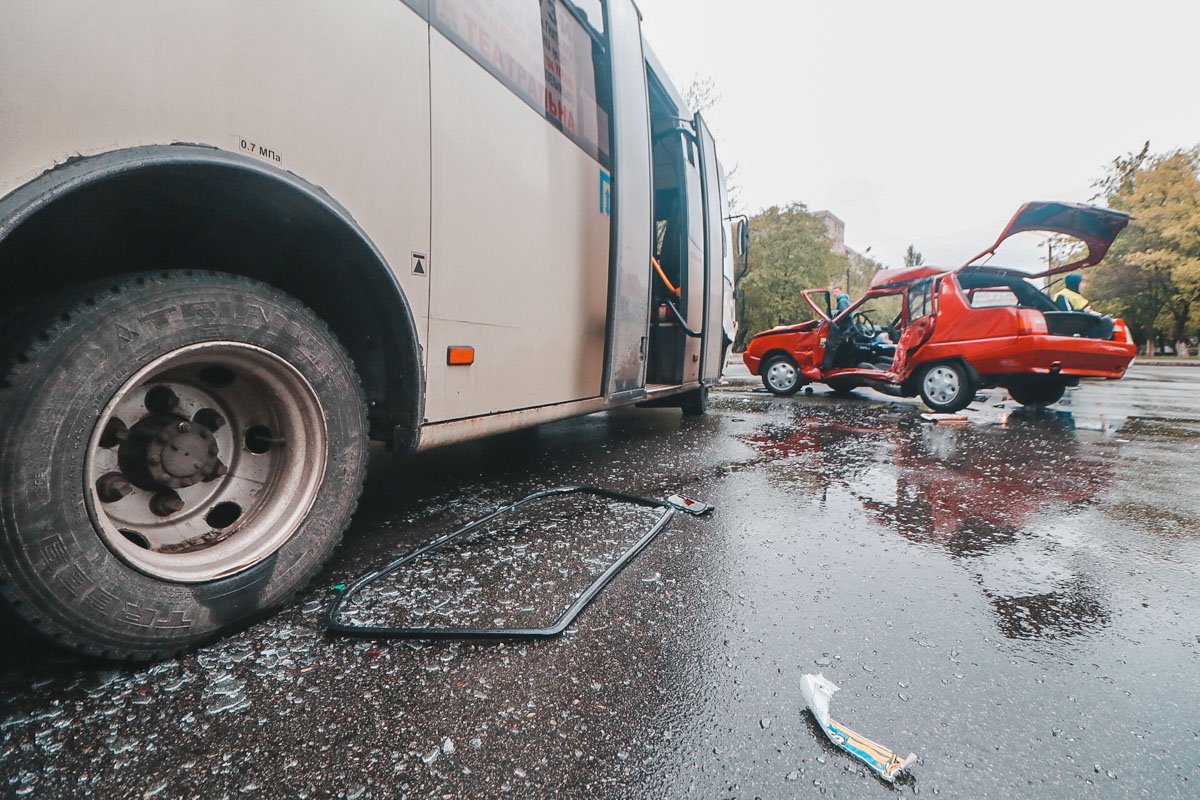 В результате все находившиеся в салоне автомобиля пострадали В результате все находившиеся в салоне автомобиля пострадали