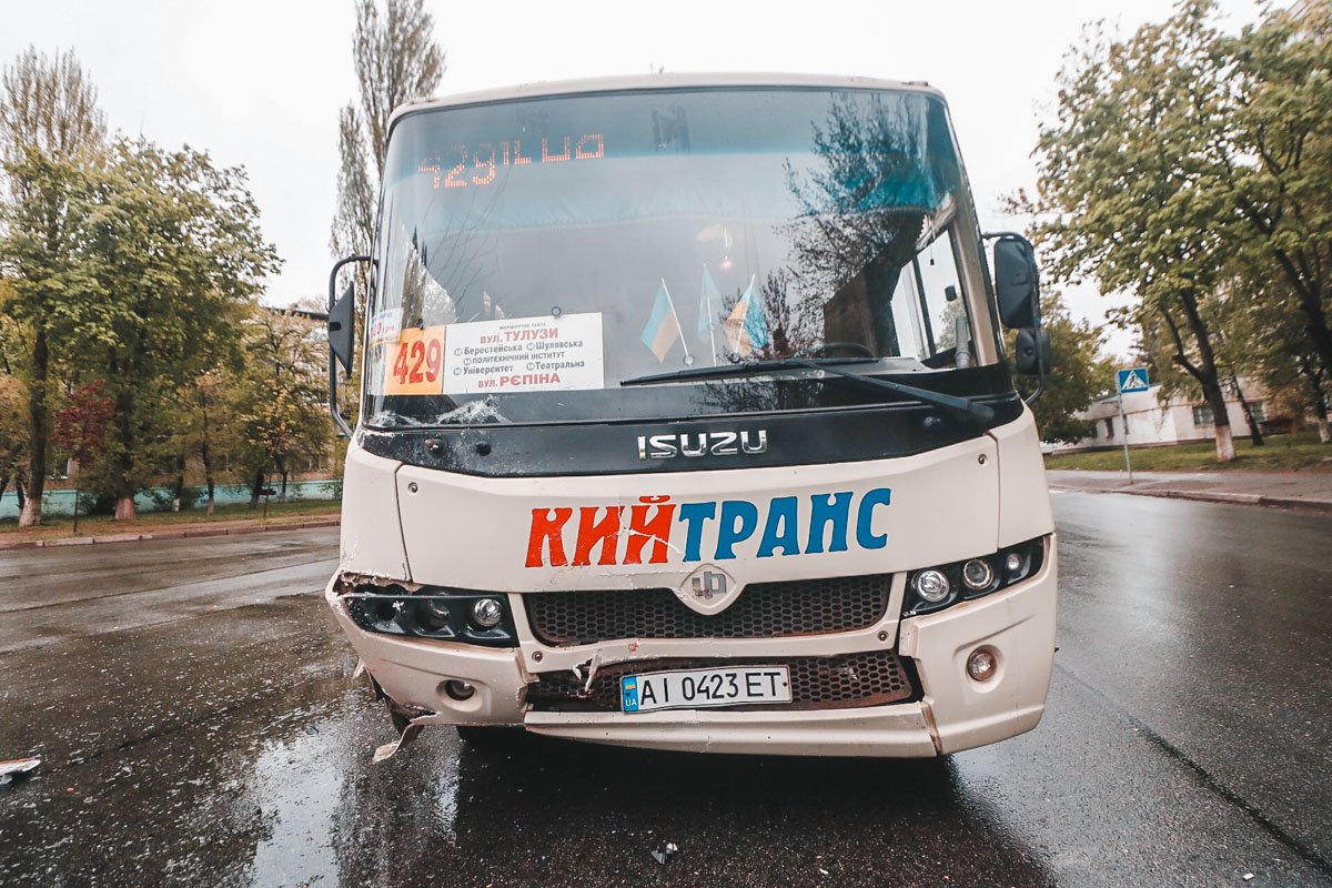 На место происшествия приехала скорая помощь и экипаж патрульной полиции На место происшествия приехала скорая помощь и экипаж патрульной полиции