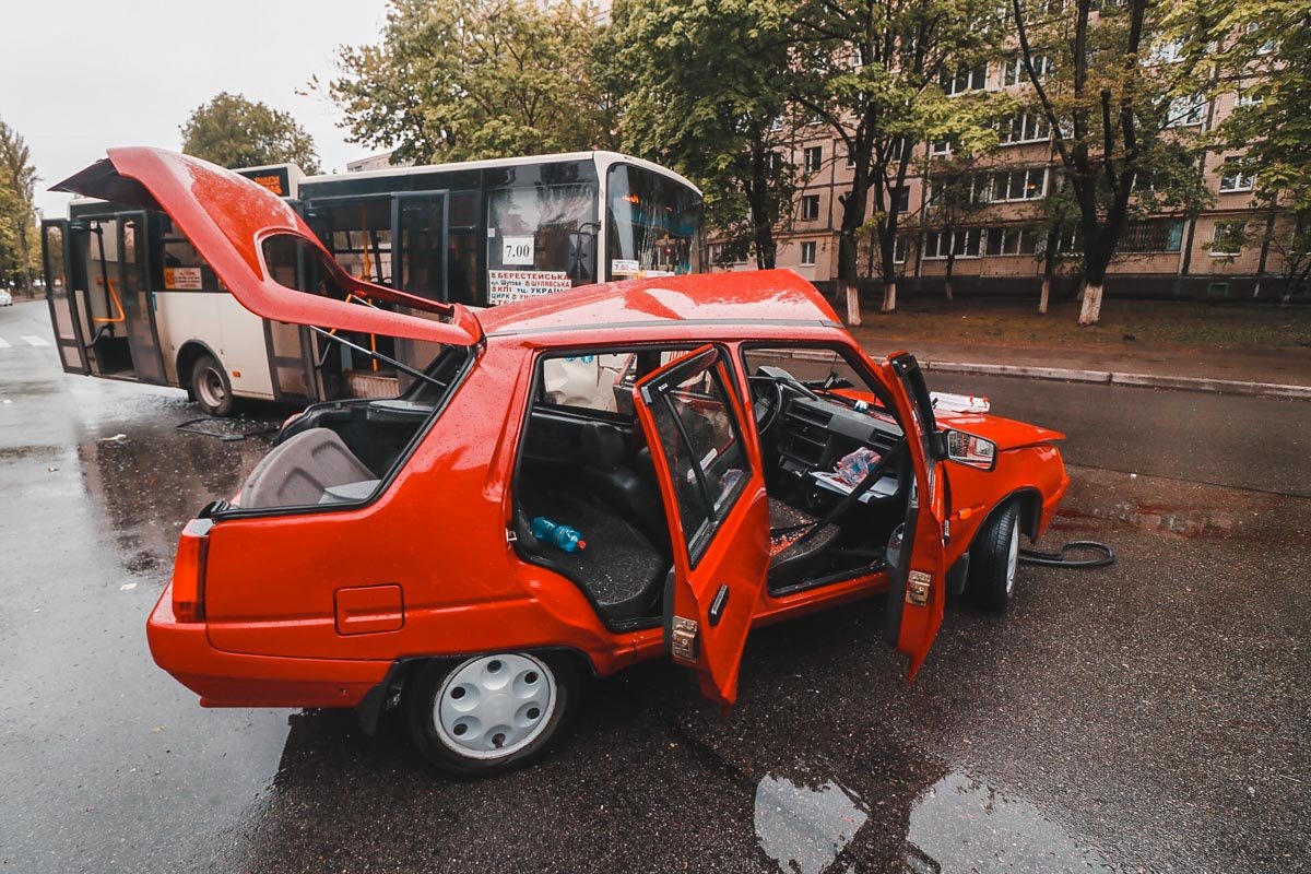 В данный момент полицейские на месте пытаются выяснить обстоятельства ДТП В данный момент полицейские на месте пытаются выяснить обстоятельства ДТП