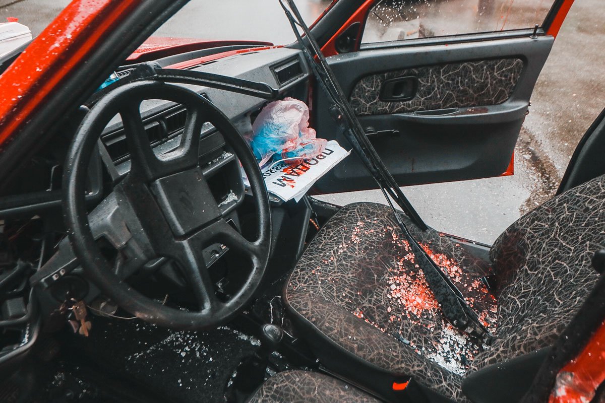 В салоне видны кровавые следы от травм, полученных пострадавшими В салоне видны кровавые следы от травм, полученных пострадавшими