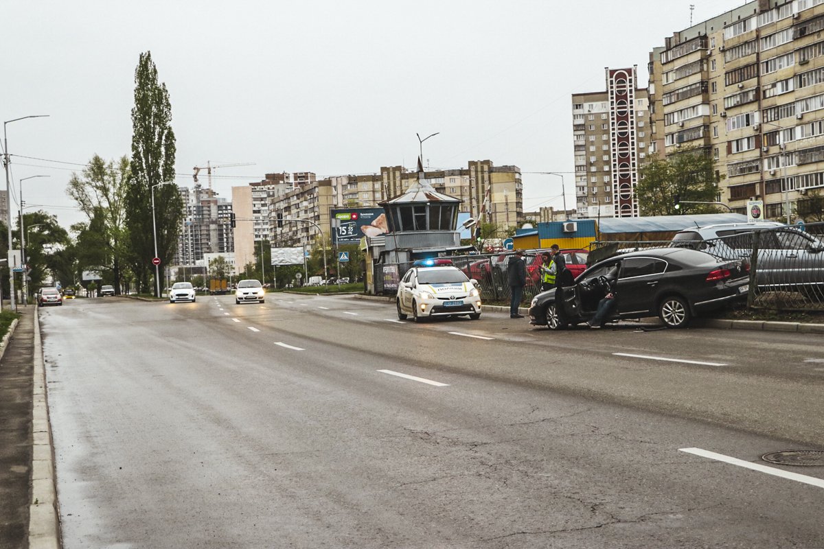 На улице Ревуцкого в Киеве Volkswagen Passat влетел в забор парковки и снес его, повредив припаркованные автомобили