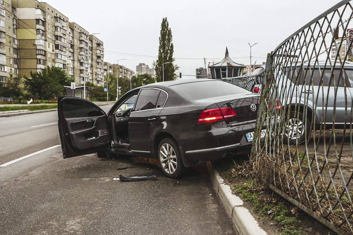 По словам водителя Volkswagen, его подрезал Daewoo, который с второстепенной поворачивал на противоположную сторону дороги