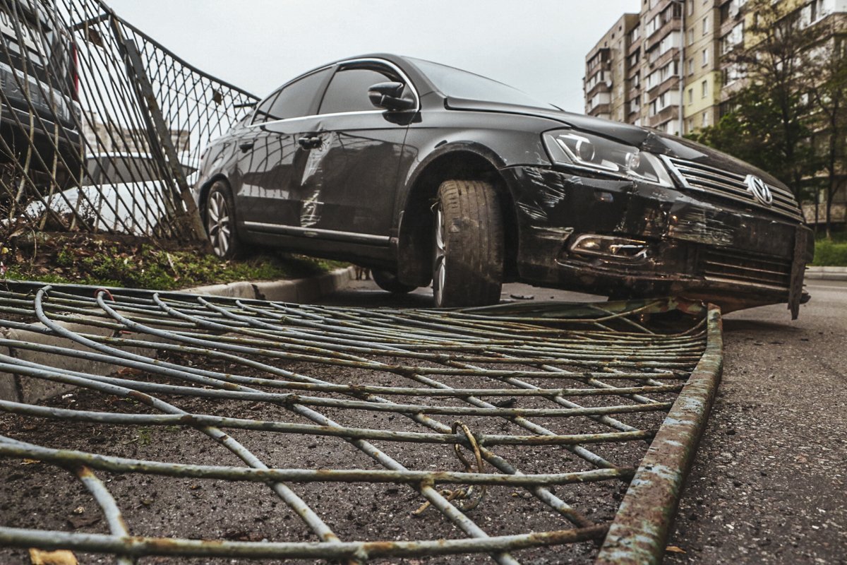 В Volkswagen находились четыре человека, включая водителя. К счастью, в происшествии никто не пострадал, поэтому помощь медиков не понадобилась