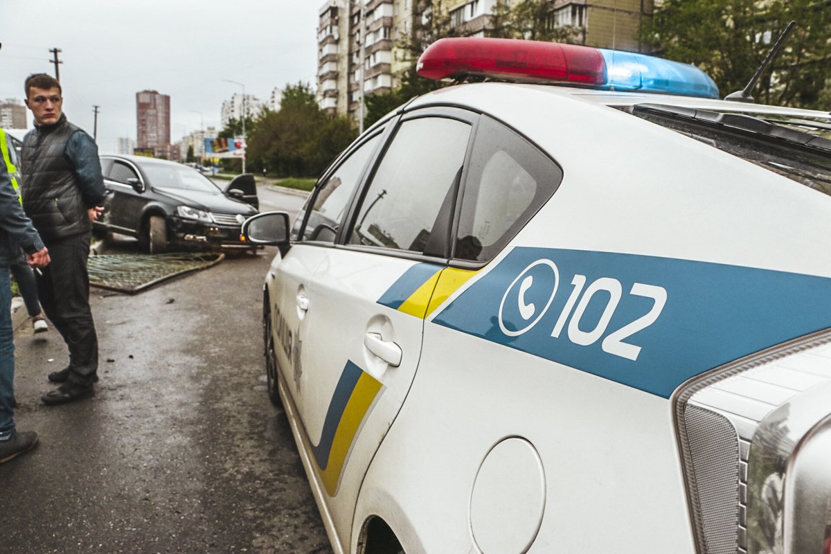 На место прибыли правоохранители, которые выясняют все детали случившегося