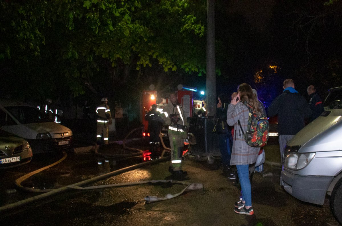 Многие люди самостоятельно вышли на улицу