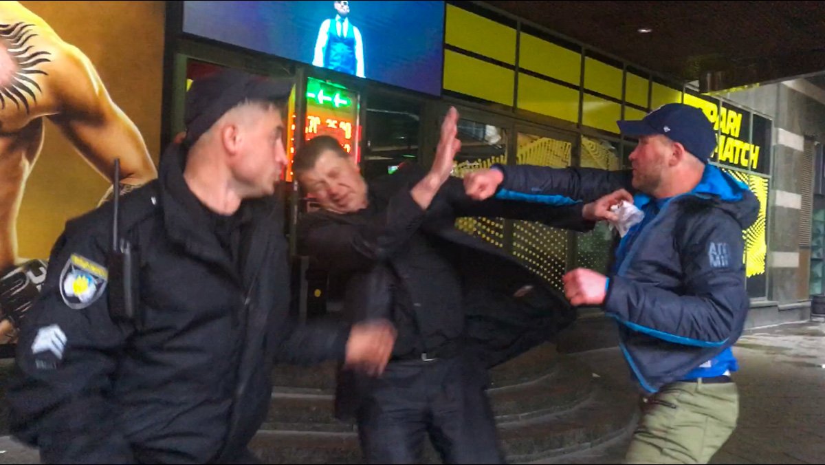 Даже приезд полиции не остановил дебошира Даже приезд полиции не остановил дебошира