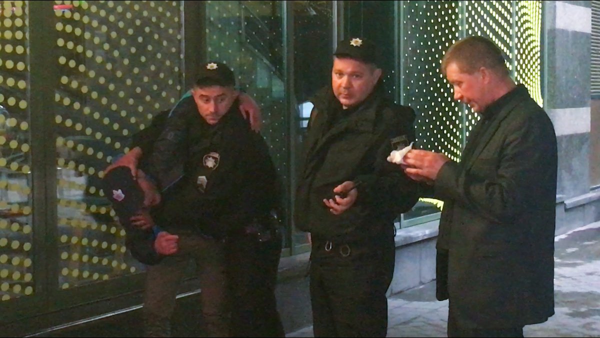 Успокоить дебошира удалось лишь правоохранителям Успокоить дебошира удалось лишь правоохранителям