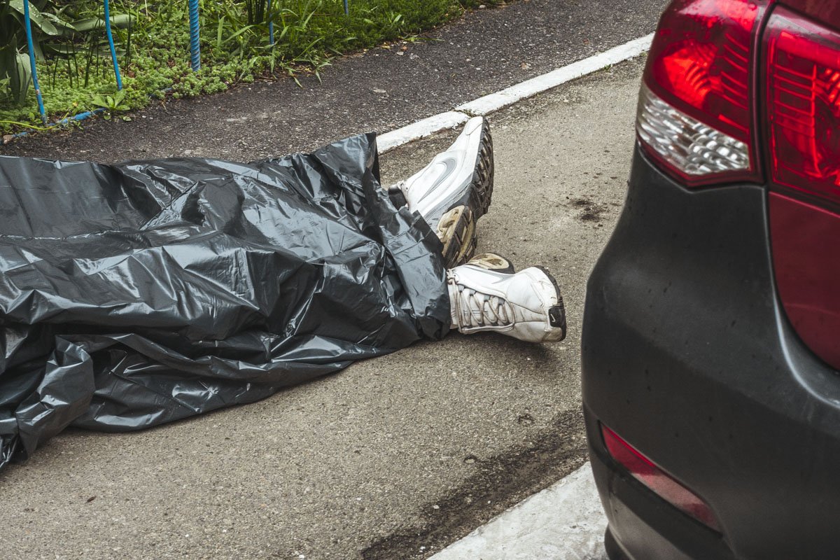 В Киеве по адресу улица Драгоманова, 8 обнаружили труп мужчины В Киеве по адресу улица Драгоманова, 8 обнаружили труп мужчины