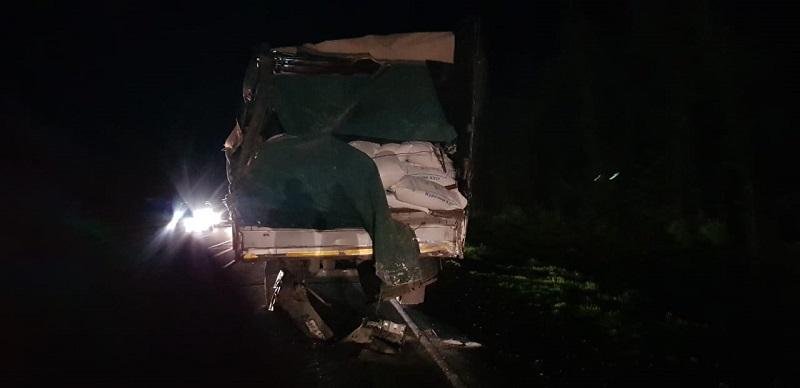 В результате аварии КамАЗ остался стоять на дороге, а вот автобус вылетел в кювет