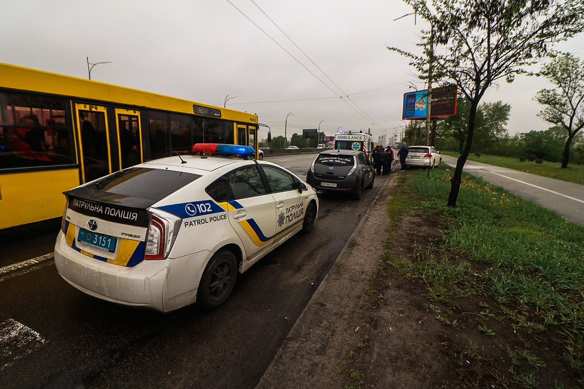 Во вторник, 30 апреля, в Киеве на проспекте Генерала Ватутина напротив Sky Mall произошла авария Во вторник, 30 апреля, в Киеве на проспекте Генерала Ватутина напротив Sky Mall произошла авария