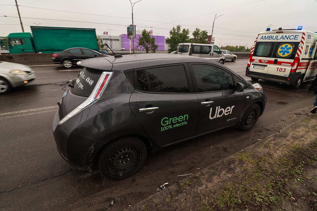 Водитель Toyota попытался избежать столкновения с другим автомобилем и врезался в столб Водитель Toyota попытался избежать столкновения с другим автомобилем и врезался в столб