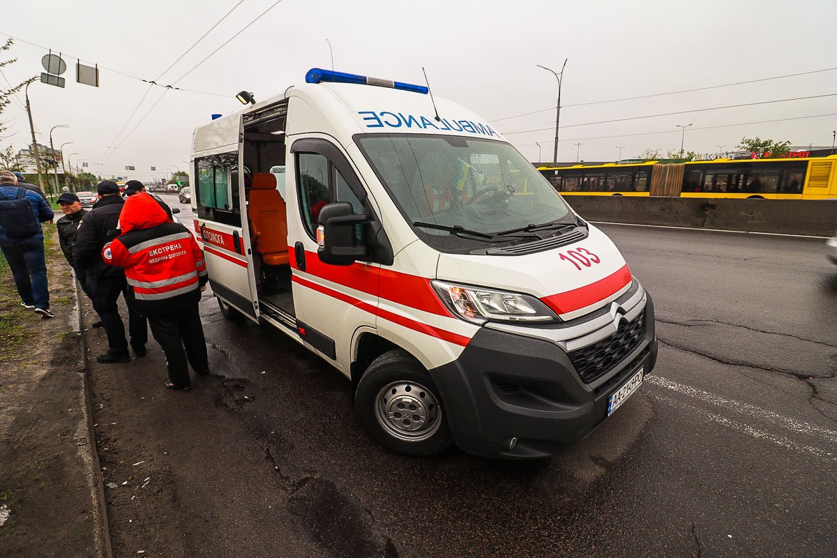 Прибывшие на место медики госпитализировали водителя Прибывшие на место медики госпитализировали водителя