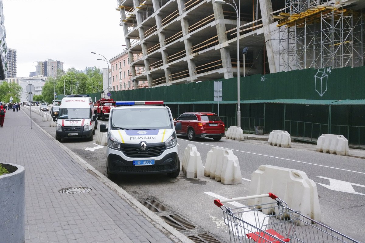 Во вторник, 30 апреля, в Киеве начали эвакуировать персонал и посетителей гипермаркета «Ашан»