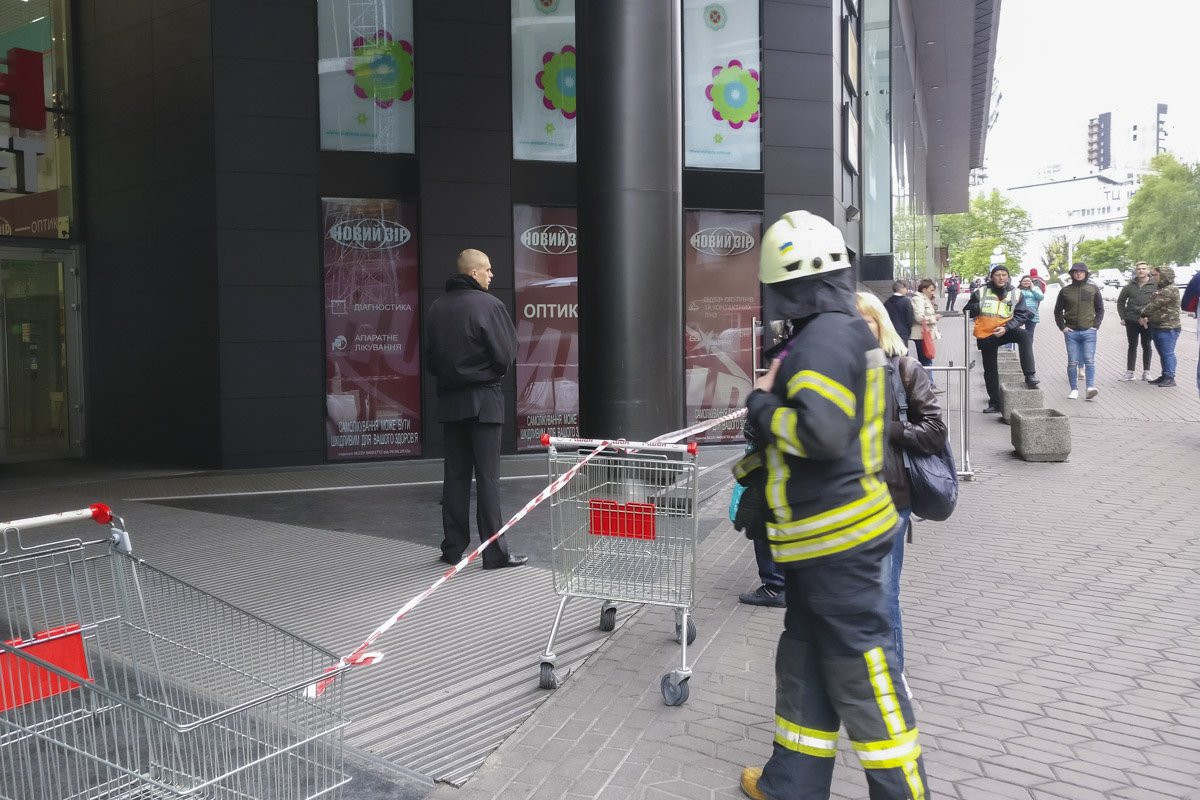 Специалисты тщательно обследуют помещение гипермаркета на наличие взрывчатки
