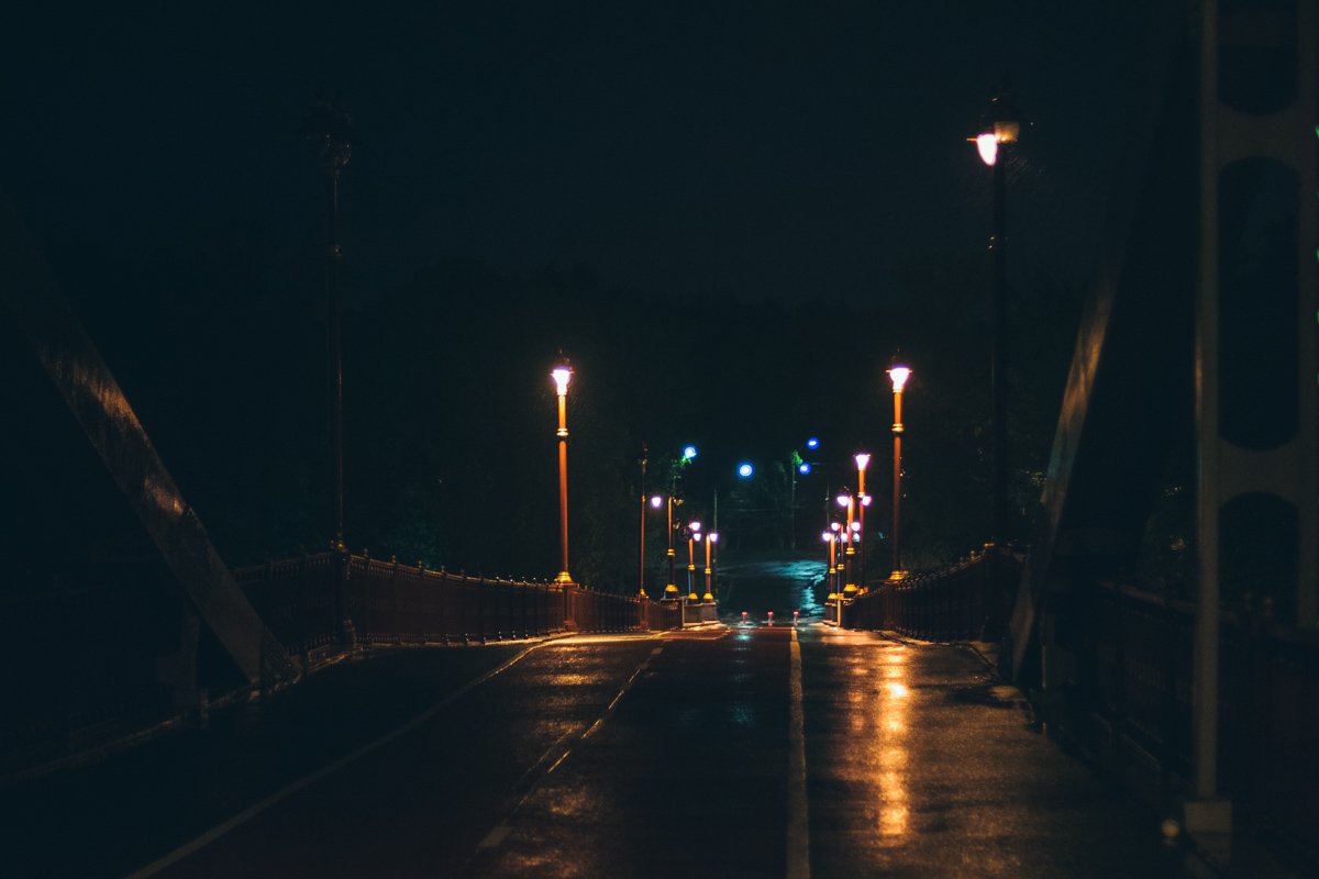 Днем тут шумно и людно, а ночью ни души... Днем тут шумно и людно, а ночью ни души...