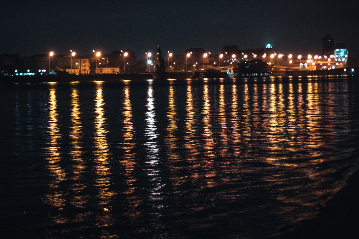 Тут тишина, а на том берегу шум машин и спешка, даже ночью Тут тишина, а на том берегу шум машин и спешка, даже ночью