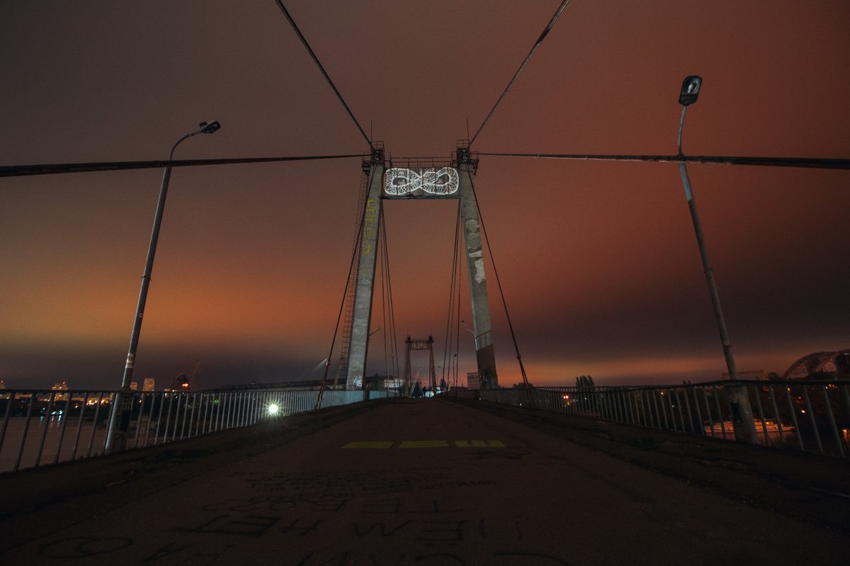 Рыбальский мост очень любит нынешняя молодежь, ведь тут красивые закаты и прекрасные рассветы Рыбальский мост очень любит нынешняя молодежь, ведь тут красивые закаты и прекрасные рассветы