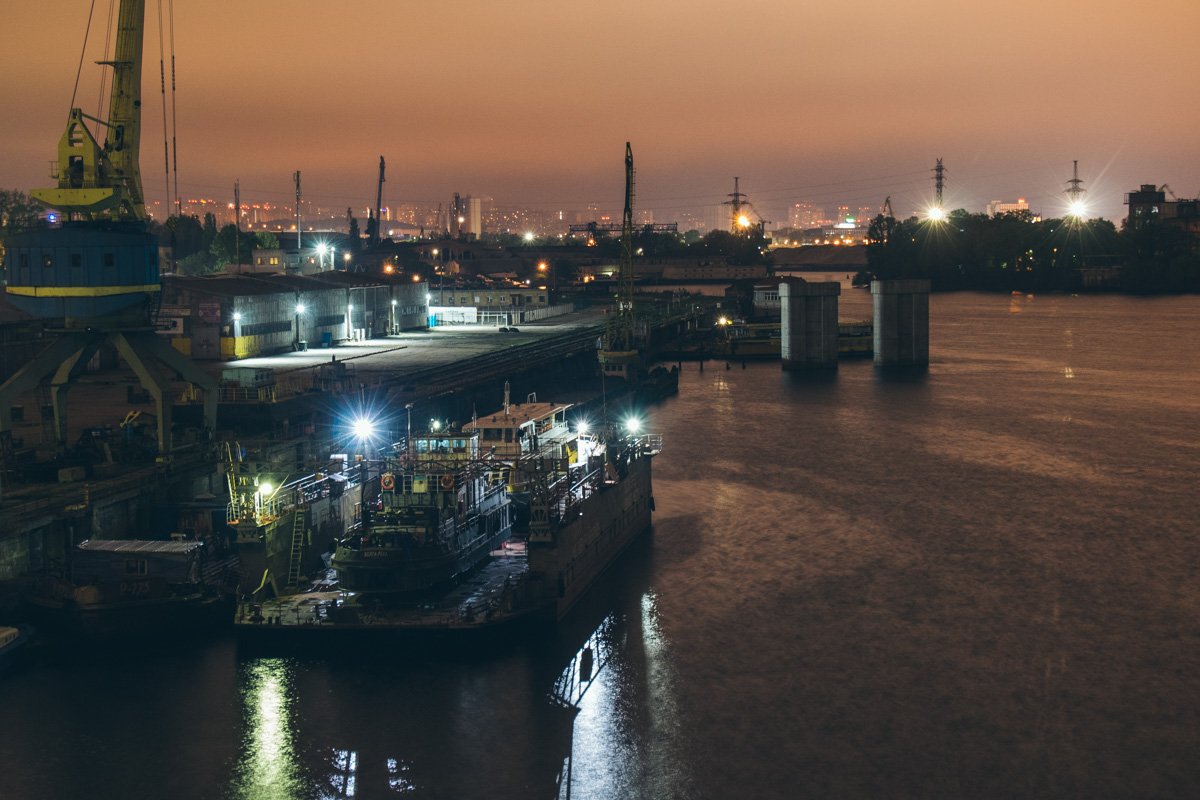 Днем обычная пром-зона, а под покровом ночи все выглядит совсем по другому Днем обычная пром-зона, а под покровом ночи все выглядит совсем по другому