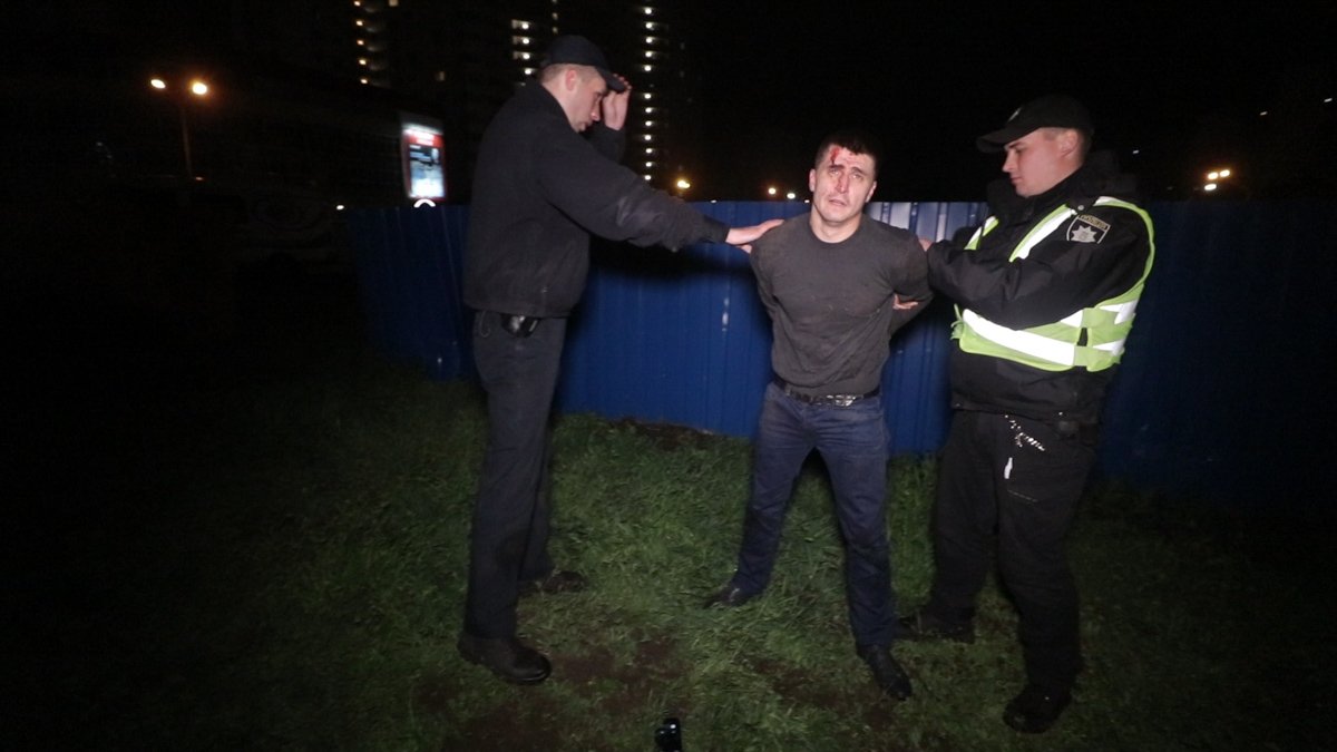 Слова не помогли, на него надели наручники