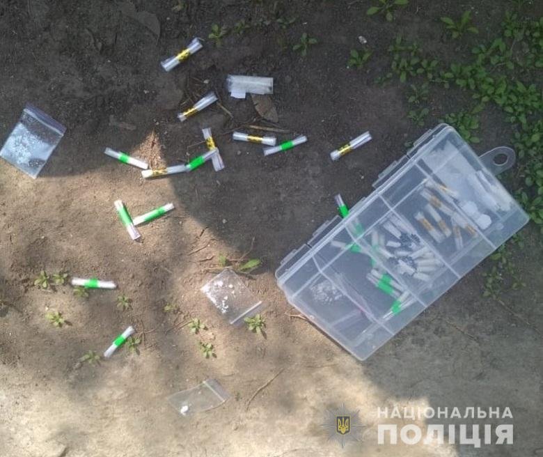 Всего у подозреваемого изъяли запрещенных веществ на сумму около 30 тысяч гривен Всего у подозреваемого изъяли запрещенных веществ на сумму около 30 тысяч гривен