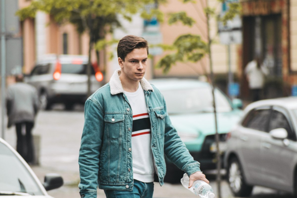 По суровому взгляду можно понять, кто не любит дождливую погоду 