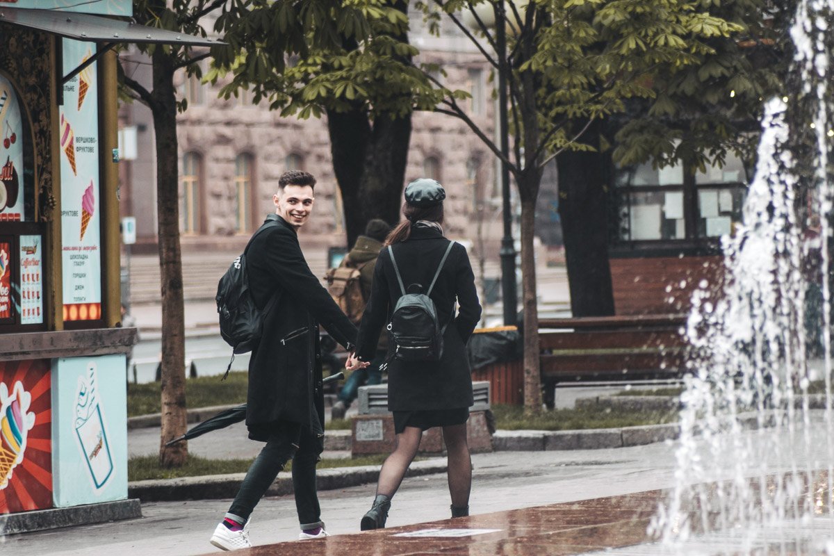 Засмотрелся на кого-то, пока девушка не видит 