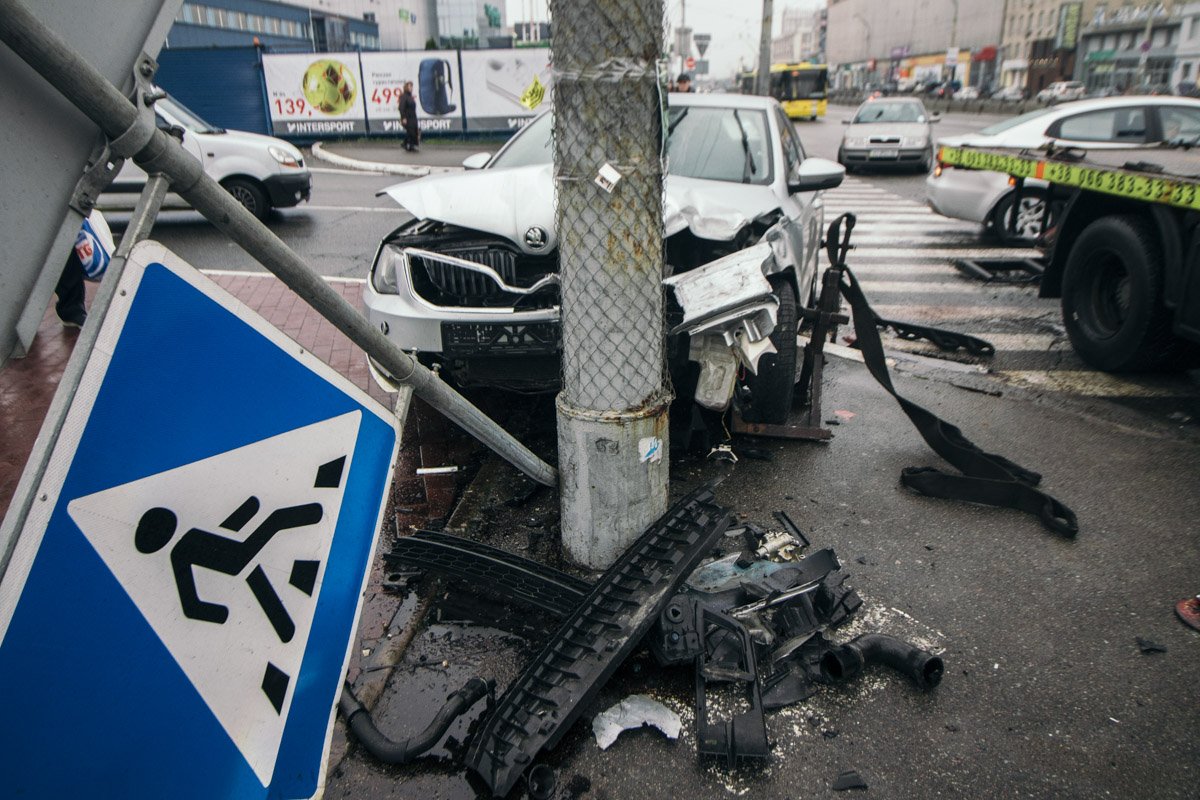 В Киеве на проспекте Бандеры дорогу не поделили Skoda и Lanos