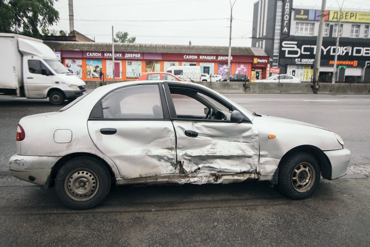 В результате аварии у Lanos помята боковая часть 