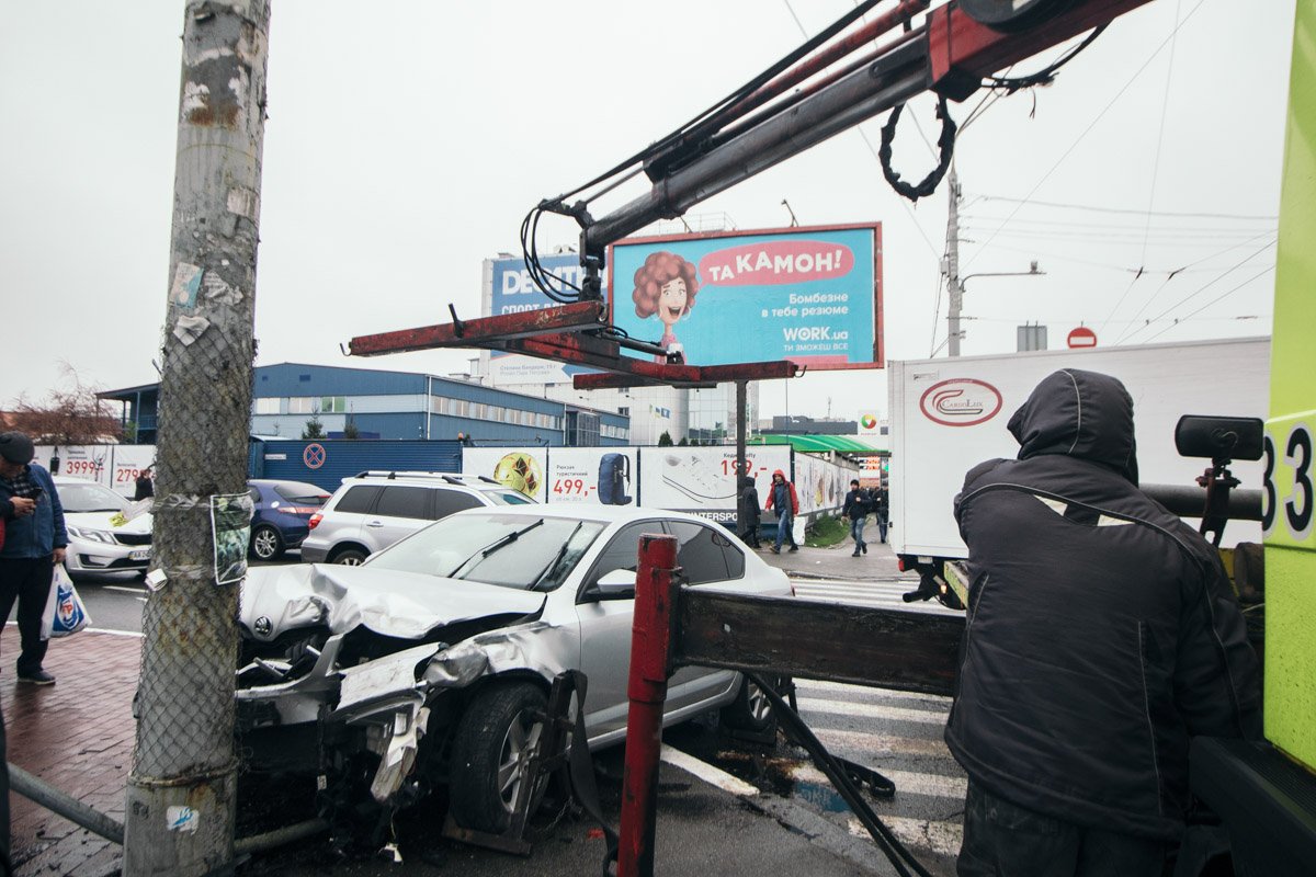 Skoda влетела в столб, из-за чего у машины полностью смята передняя часть 