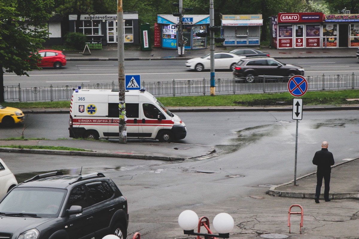 На место сразу же приехали спецслужбы - кинологи, полиция, спасатели и медики