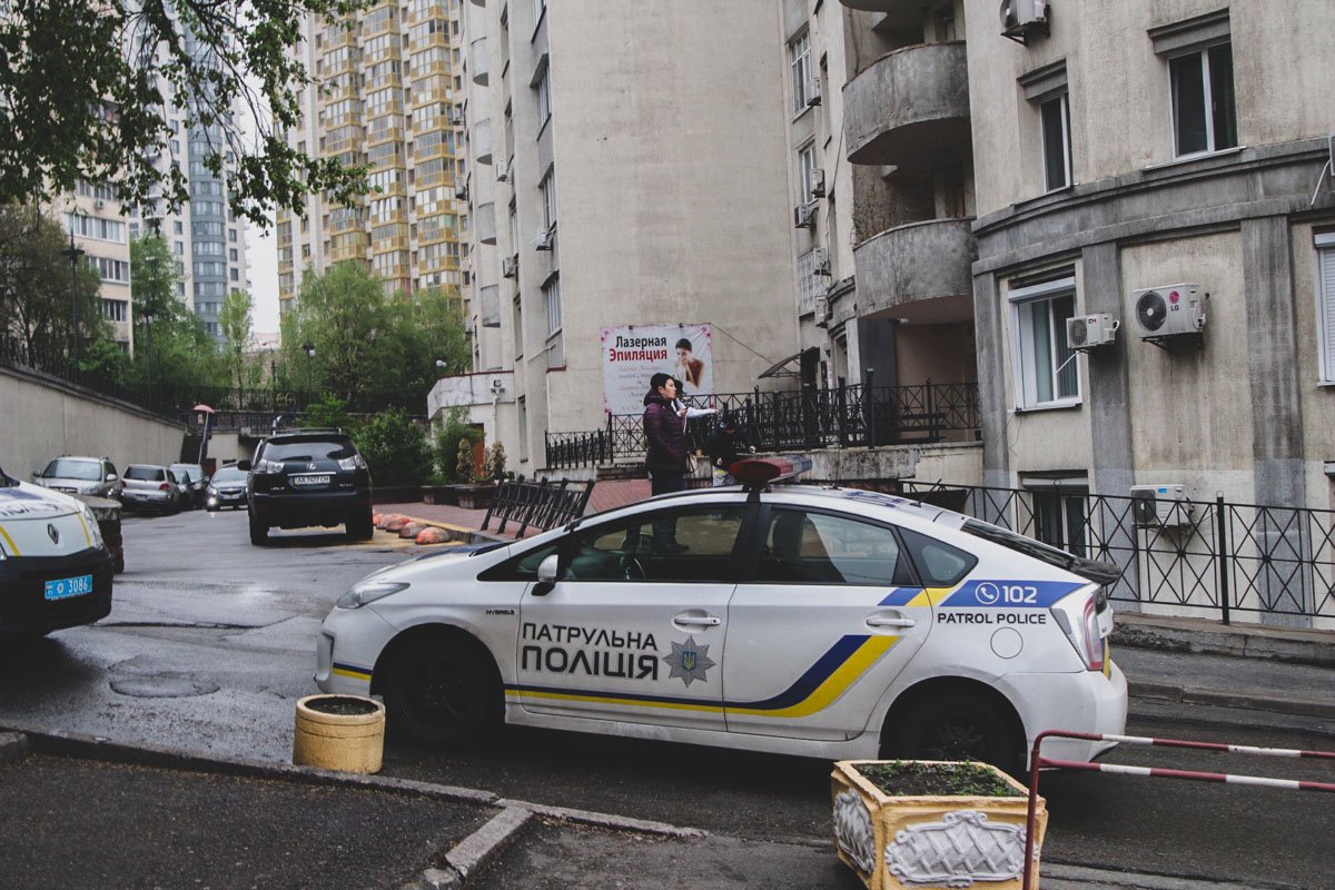 На данный момент людей в здание не пускают