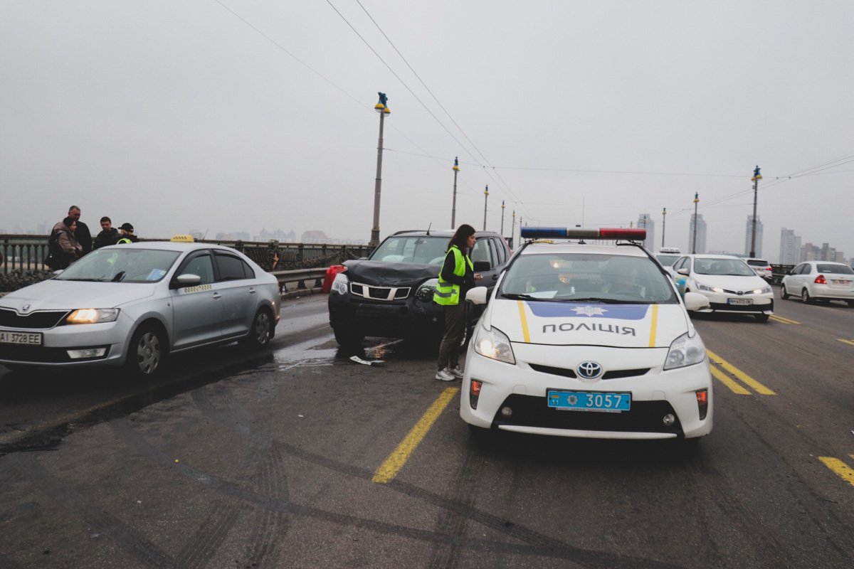 На мосту Патона столкнулись Nissan и Lexus