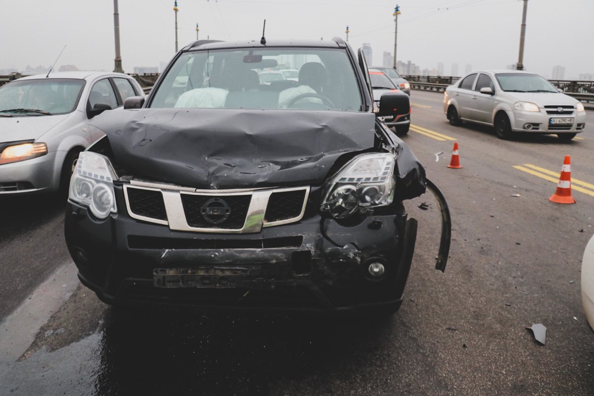 Предварительно, женщина-водитель Nissan въехала в Lexus, который двигался впереди
