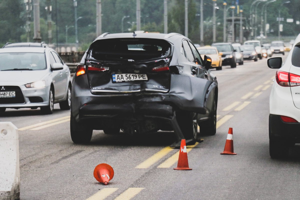 Из-за аварии у Lexus образовалась вмятина сзади и вылетело стекло 