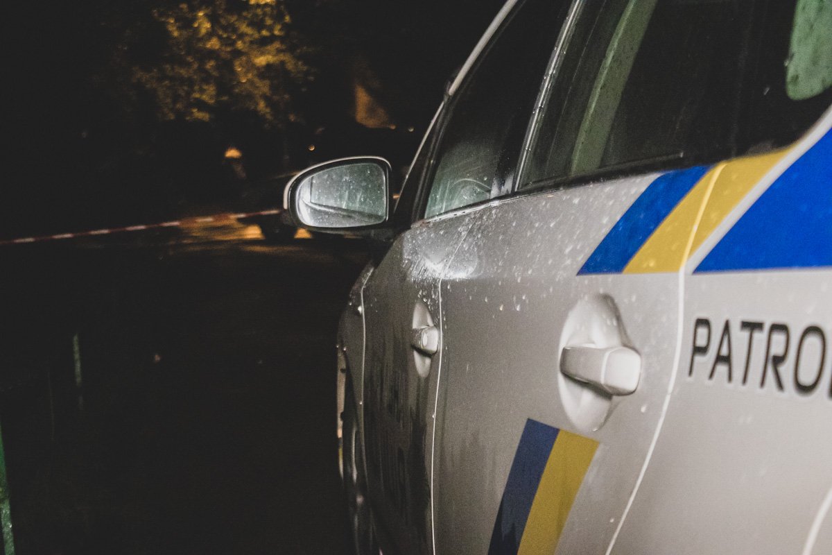 Злоумышленник ударил копа ножом в грудь