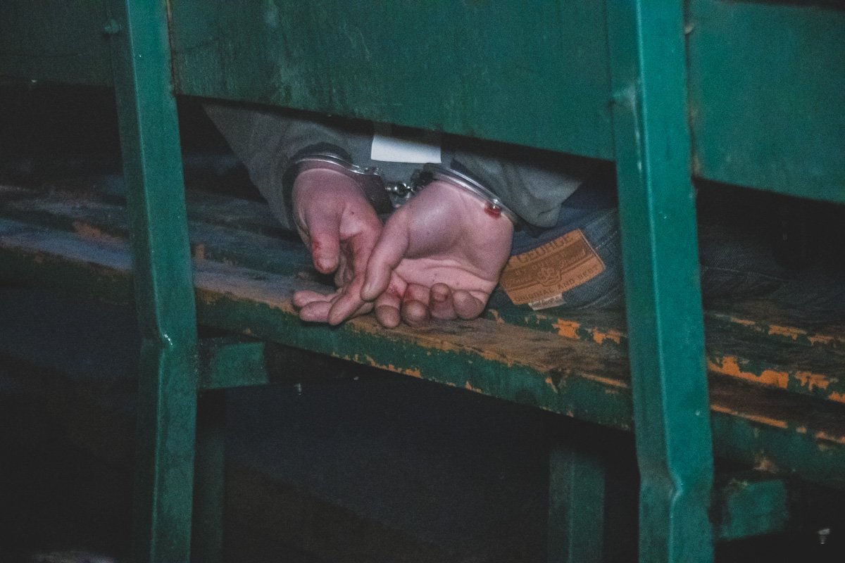 Нападавшего в наручниках доставили в управление полиции