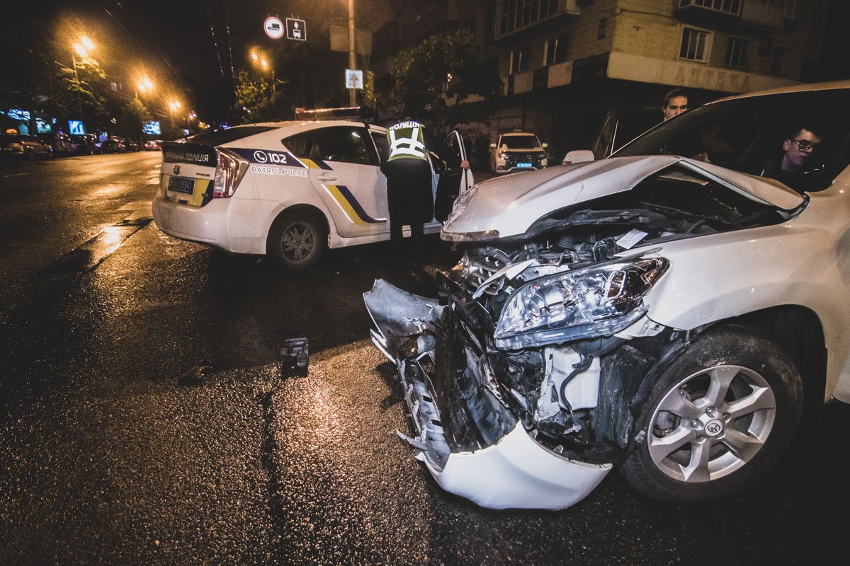 В среду, 1 мая, в Киеве возле Дворца "Украина" произошло ДТП с участием двух автомобилей