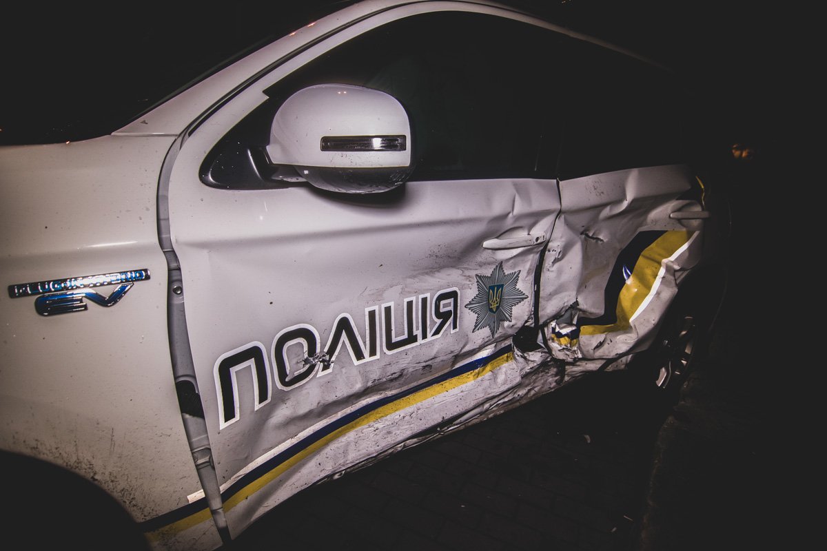 В результате удара пострадал водитель полицейского автомобиля. Его госпитализировали с травмами шеи различной тяжести