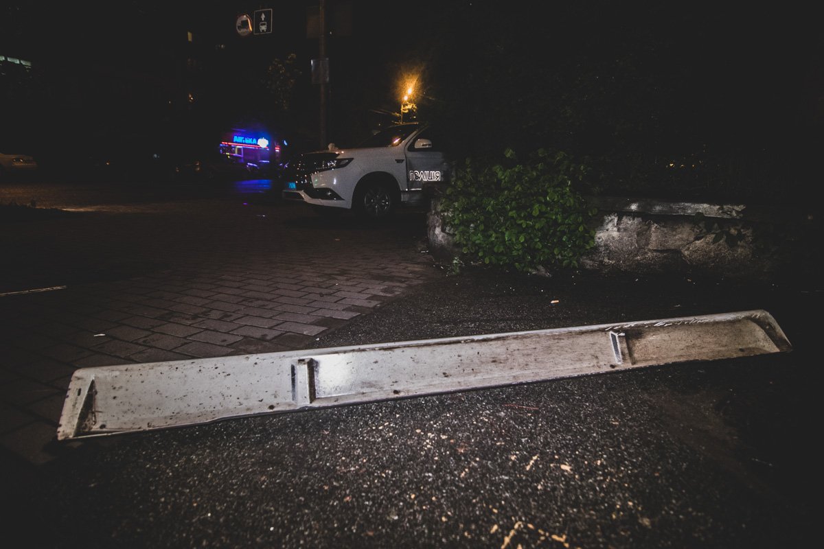 В результате удара Mitsubishi вынесло на тротуар