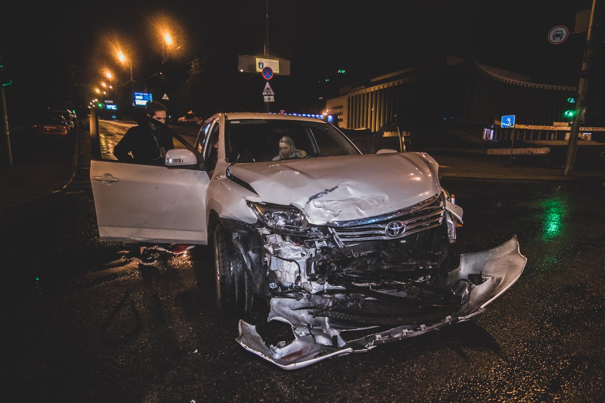 У Toyota значительно повреждена передняя часть