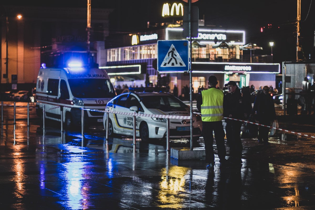 Возле дверей дежурили правоохранители